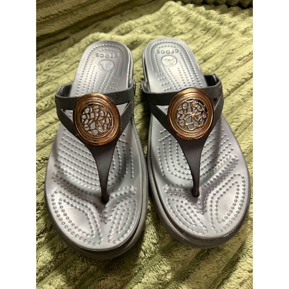 Crocs Womens 8 Black Sanrah Metal Block Thong Sandals Wedge Flip Flops Rose Gold